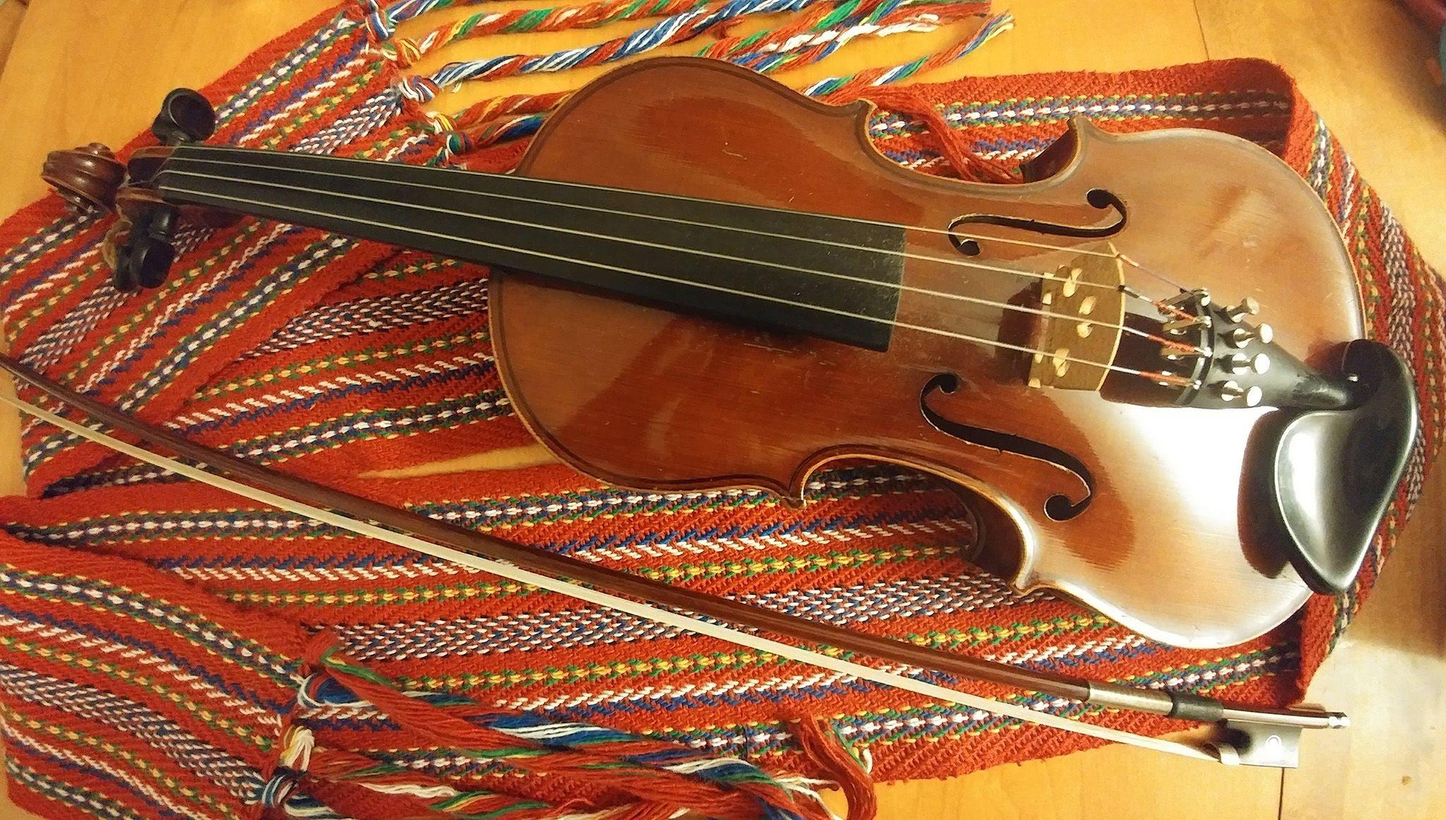 Fiddle and Métis sash